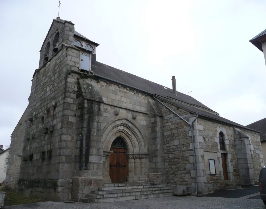 Église historique en pierre de Saint-Avit avec clocher et toit en pente.
